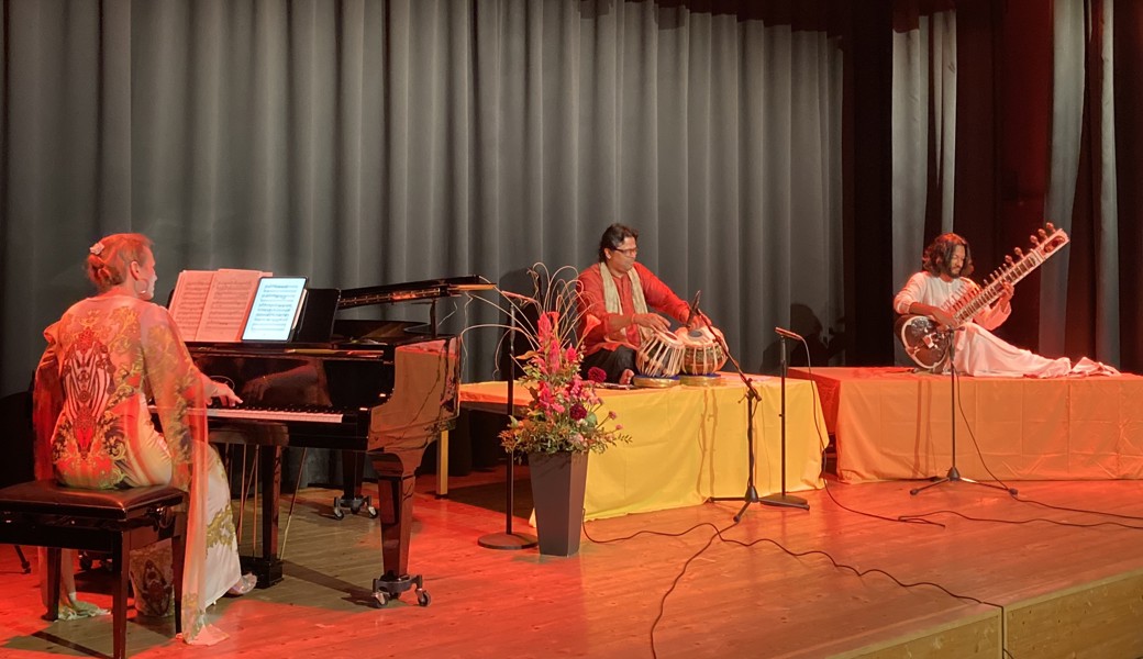 Lisa Maria Schachtschneider musiziert mit Udhai Mazumdar und Rohan Dasgupta (von links).