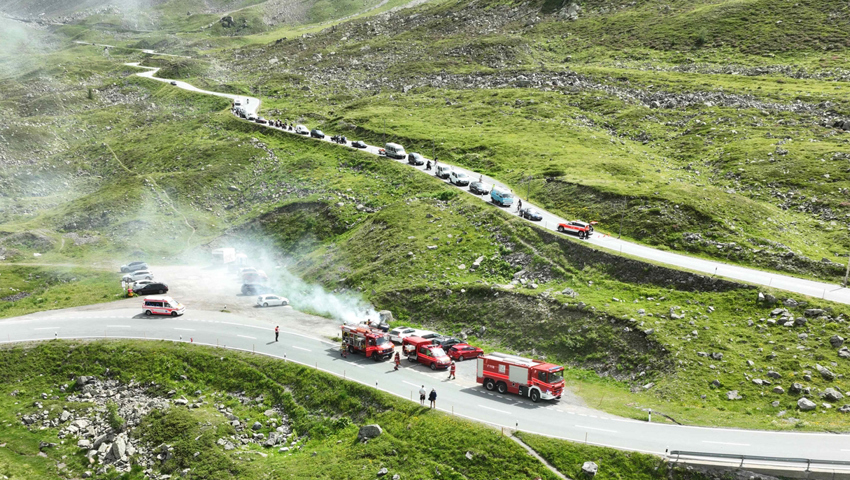 Die Polizei hielt den Verkehr für die Zeit der Löscharbeiten wechselseitig an.
