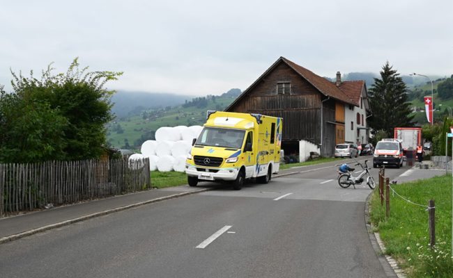 77-jährige Mofafahrerin nach Streifkollision mit Lastwagen leicht verletzt