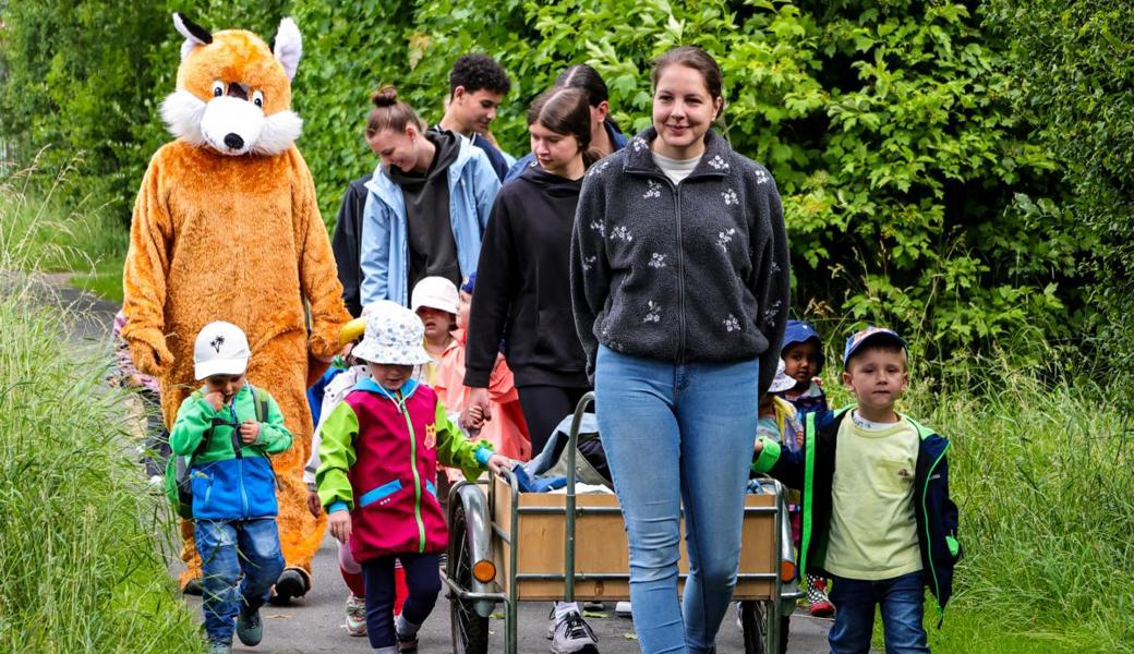 Der schlaue Fuchs begleitet die Kinder der Kita Schatzchischta an ihrem Waldtag.