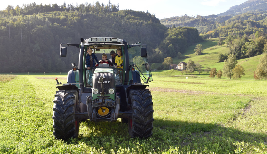 Am Steuer des Traktors: Die Jungs drehten ihre Runden mit Landwirt Philipp Schwendener.