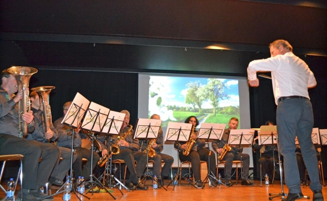 Zurücklehnen und geniessen: Dorfmusig führte das Publikum in die Berge und nach «Bella Italia»