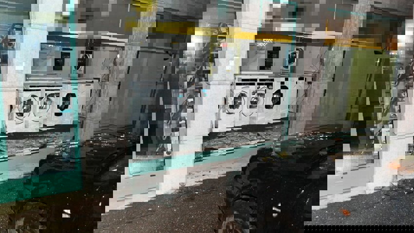  Das Auto prallte ins Schaufenster. 