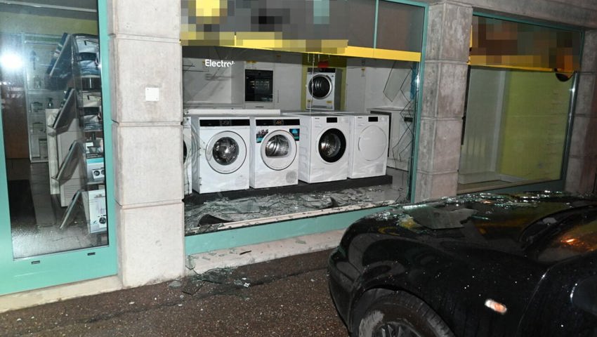 Das Auto prallte ins Schaufenster. Das Auto prallte ins Schaufenster.