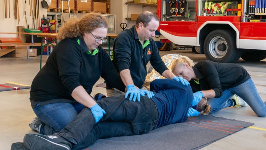  Wichtiger Teil bei Übungen der Feuerwehr: Die Handgriffe der First-Responder (Ersthelfer) müssen sitzen. 