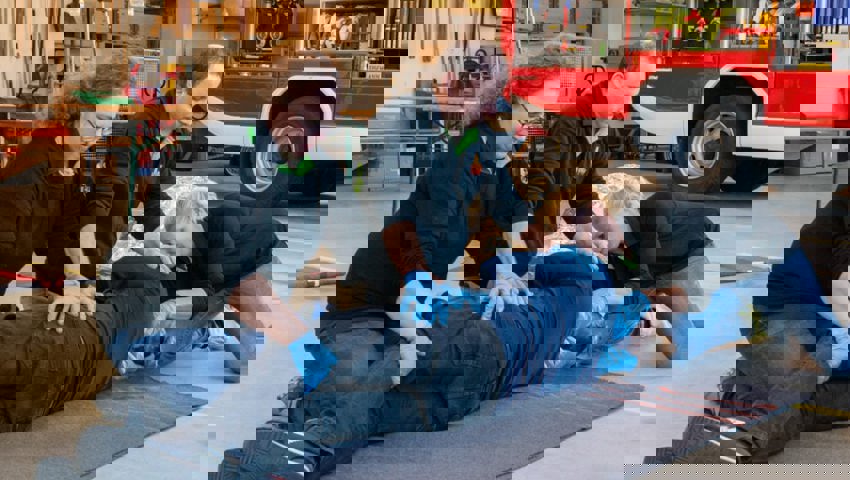  Wichtiger Teil bei Übungen der Feuerwehr: Die Handgriffe der First-Responder (Ersthelfer) müssen sitzen. 