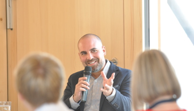 Ortsgemeinde macht mit KI einen Podcast: Aus einer scherzhaften Idee wurde prompt ein Prompt