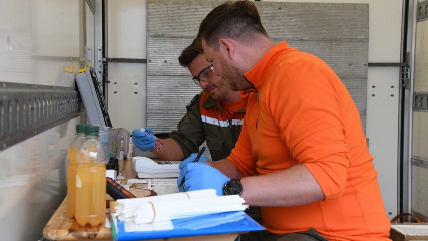  Im mobilen Labor werden Tests gemacht.