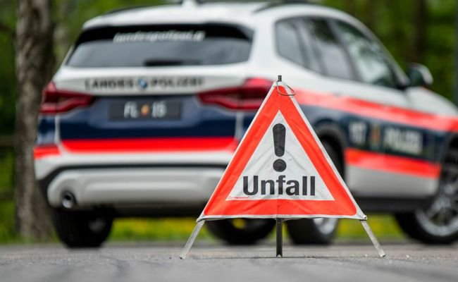 Velofahrer auf Kreuzung mit Auto zusammengestossen: verletzt