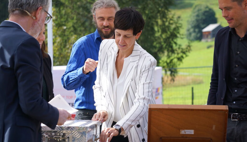  Regierungsrätin Susanne Hartmann verschliesst die Zeitkapsel, welche im Fundament des Klanghauses platziert wird. 