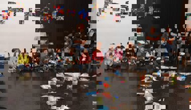 Kindergärtler kreierten Neues aus Altem und stellen die Werke im Fabriggli aus