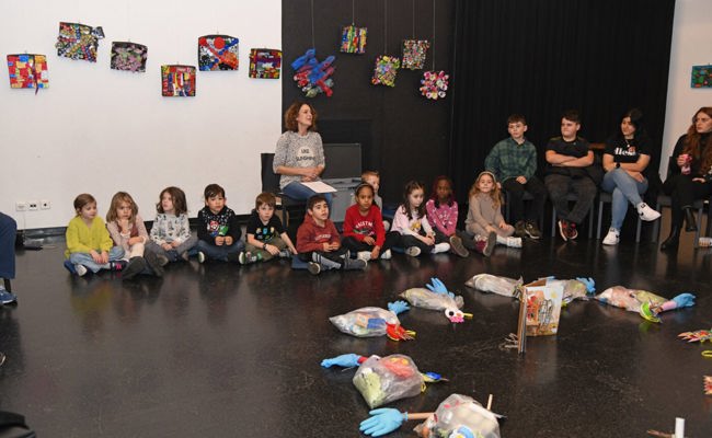 Kindergärtler kreierten Neues aus Altem und stellen die Werke im Fabriggli aus
