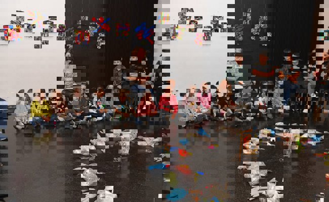 Kindergärtler kreierten Neues aus Altem und stellen die Werke im Fabriggli aus