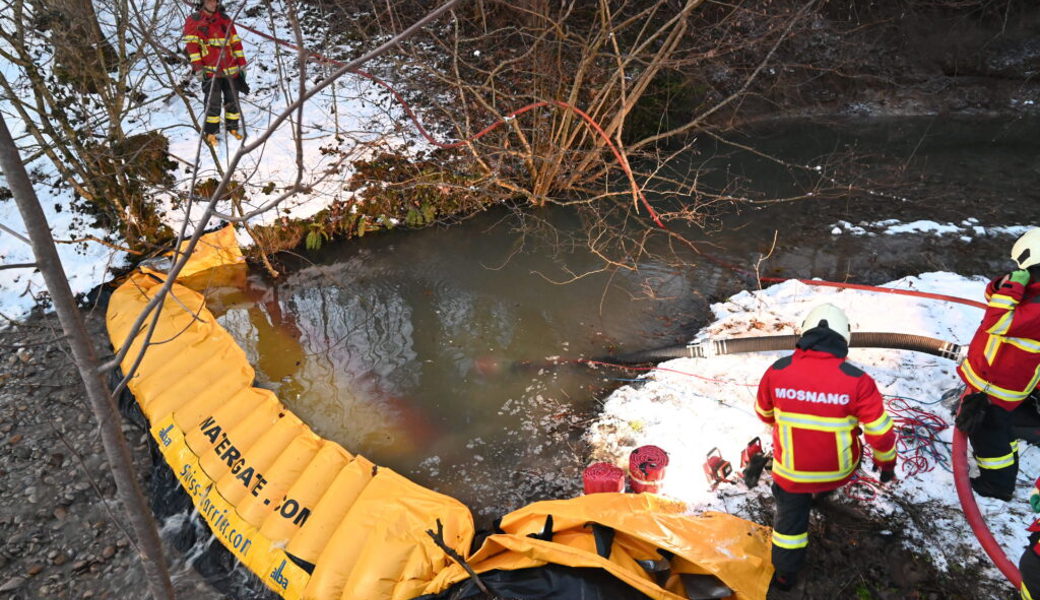  Die Feuerwehr errichtete Wassersperren. 