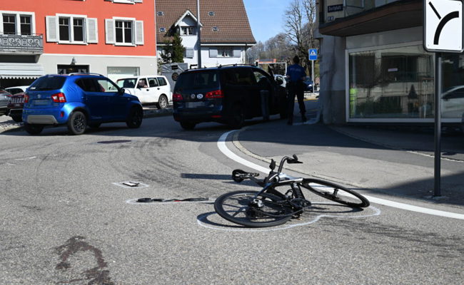 48-jähriger Velofahrer verletzt sich nach Zusammenstoss mit Auto leicht