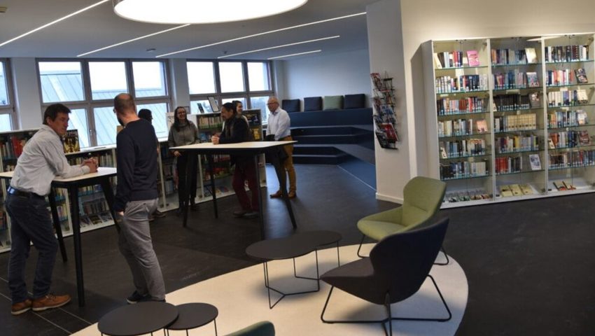 Natürlich gibt es in der Mediathek auch Bücher, die ausgeleiht werden können. Natürlich gibt es in der Mediathek auch Bücher, die ausgeleiht werden können.