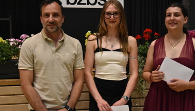 Stefano Raciti überreichte die Auszeichnung im gesundheitlich-sozialen Bereich Mira Scheiwiller (Mitte) und Natascha Osterwalder.