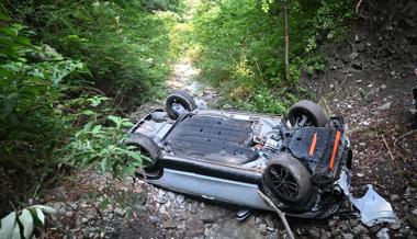 Auto stürzt in Bachbett – Lenker wird erst Stunden später gefunden