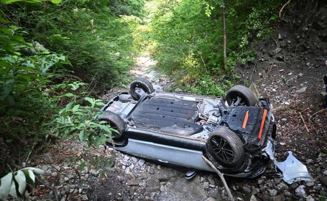 Auto stürzt in Bachbett – Lenker wird erst Stunden später gefunden