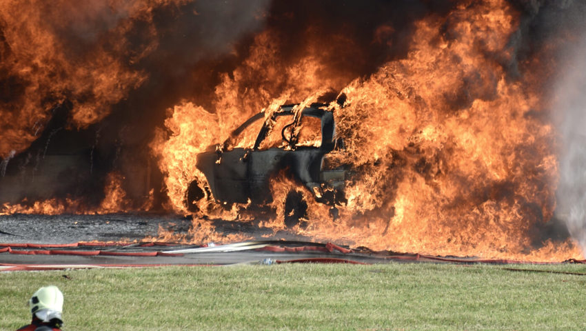  Feuer und Hitze machten die Löscharbeiten sehr schwierig. 