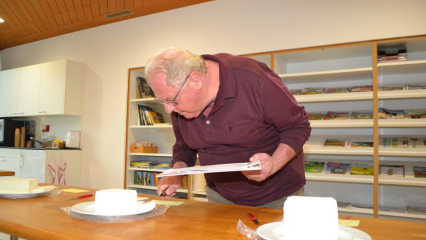  Jurymitglied Kurt Scheiwiller nimmt eine der Proben in Augenschein. 