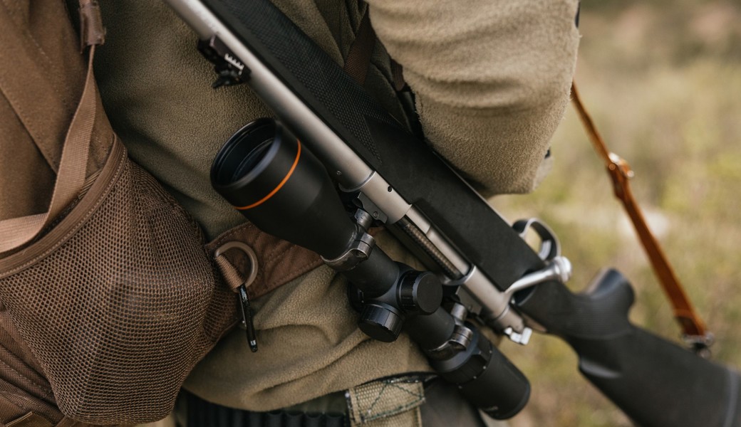 Wer jagt, hat eine entsprechende Ausrüstung dabei. Bei der Einreise in die Schweiz braucht es auch eine fedpol-Bewilligung.