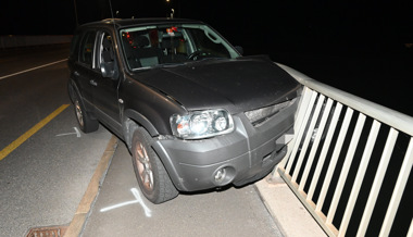Betrunken auf Rheinbrücke verunfallt: Auto steckt in Geländer fest