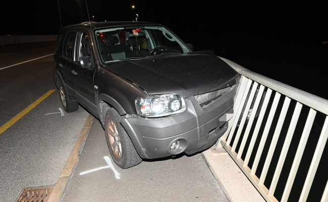 Betrunken auf Rheinbrücke verunfallt: Auto steckt in Geländer fest