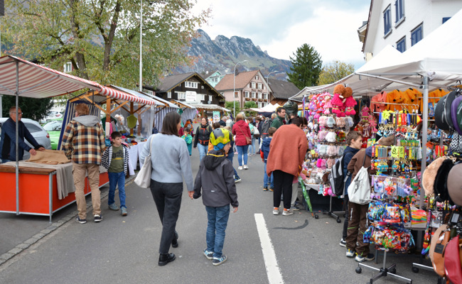 Gamser Herbstmarkt: Gitzi und Gäste trotzen dem Föhn