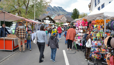 Gamser Herbstmarkt: Gitzi und Gäste trotzen dem Föhn