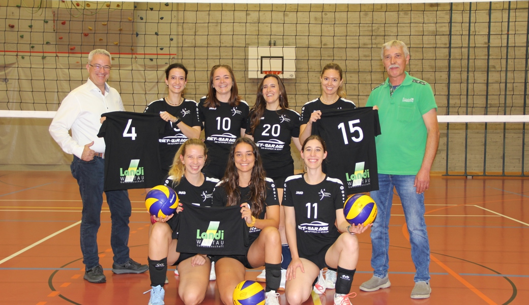 Die 3.-Liga-Spielerinnen von Werdana Buchs freuen sich gemeinsam mit ihren Sponsoren auf die neue Volleyballsaison.