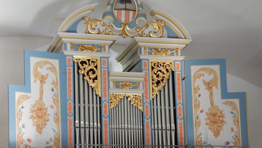 Die Orgel in der Kirche Sax wurde einst für die Kirche Grüsch gebaut. Die Orgel in der Kirche Sax wurde einst für die Kirche Grüsch gebaut.