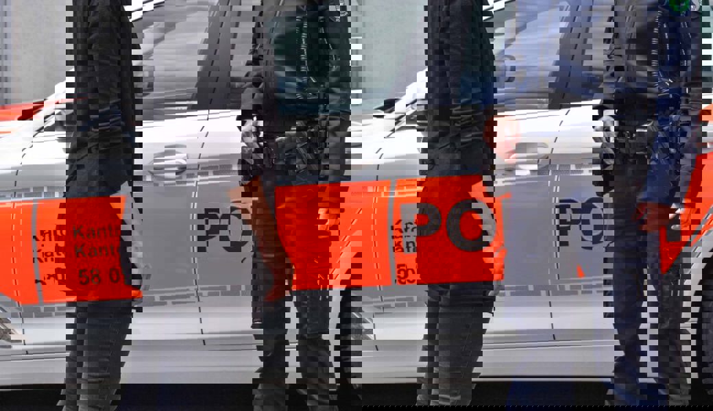  Die Polizei fand im Treppenhaus eines Mehrfamilienhauses einen bewusstlosen Mann, der offenbar gestürzt ist. Symbolbild: Kapo