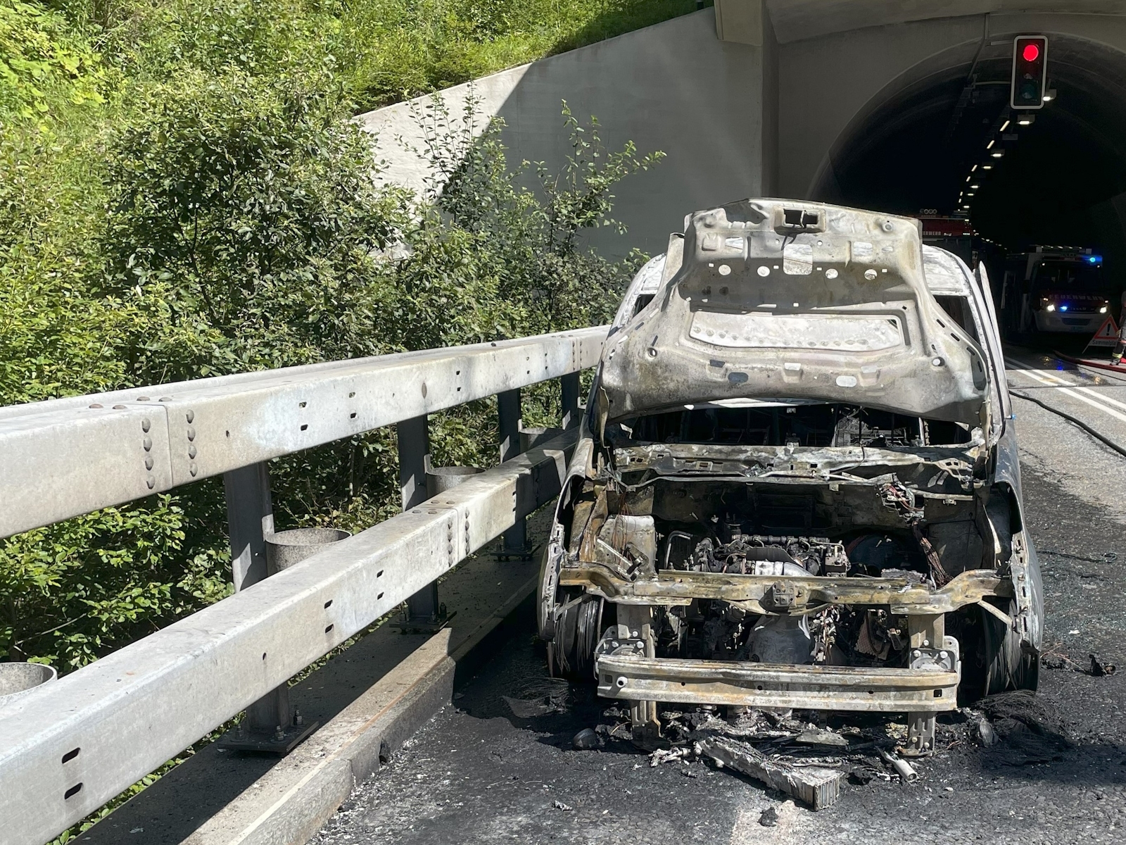 Auto auf der Fahrt in den Süden ausgebrannt