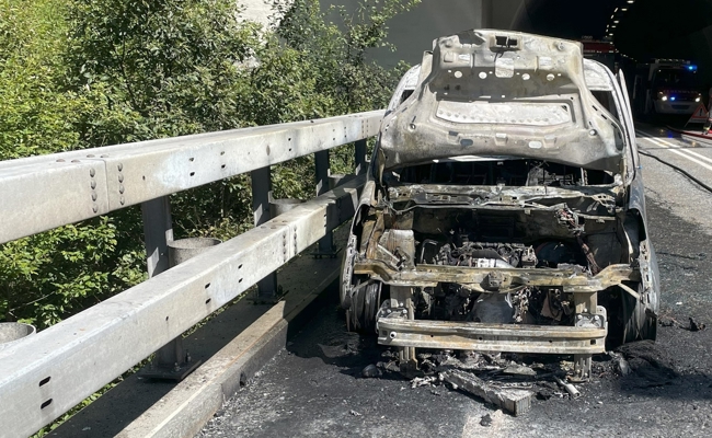 Auto auf der Fahrt in den Süden ausgebrannt