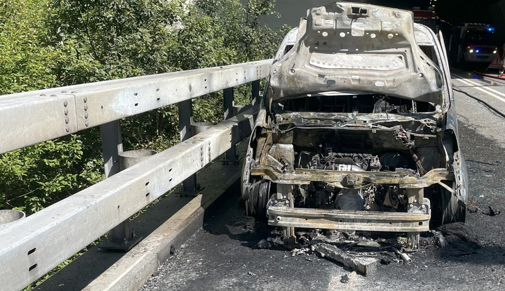 Das Auto ist total ausgebrannt.