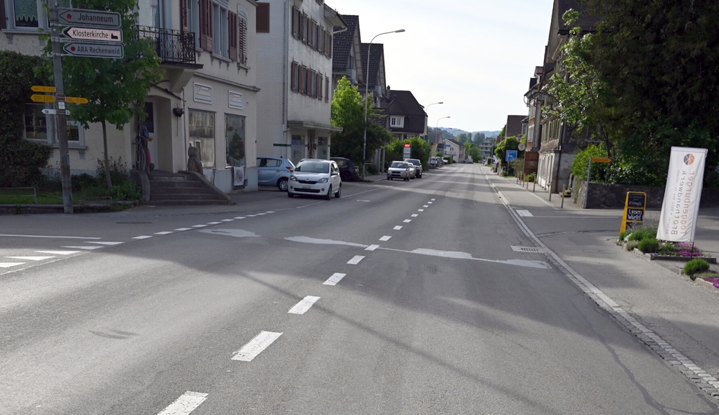 Das Kind wurde beim Überqueren der Hauptstrasse angefahren.