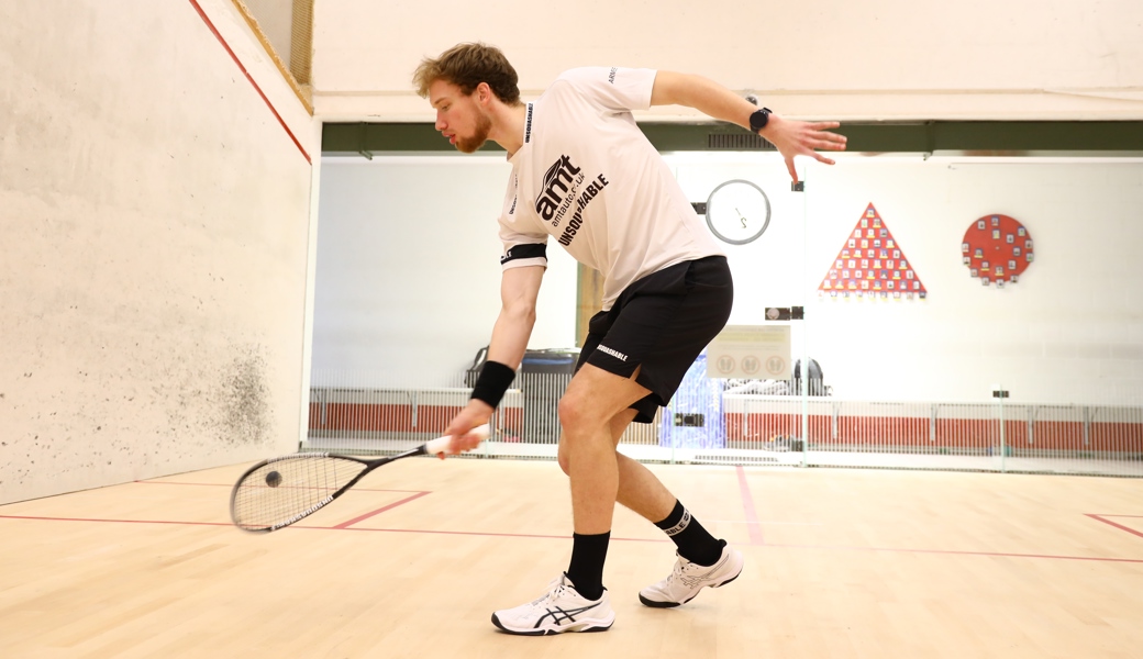 Befindet sich momentan auf Rang 67 der Weltrangliste: Yannick Wilhelmi im Squash-Court.