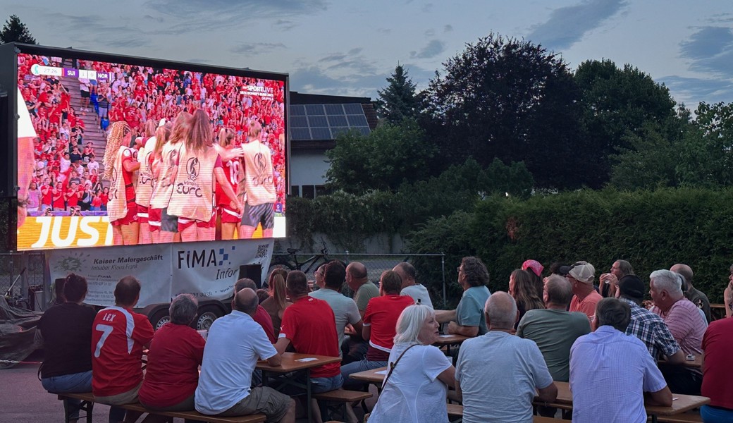 Das Spiel Schweiz – Norwegen zum Auftakt der EM letzten Mittwoch zog auch am Public Viewing in Gams viel Publikum an.