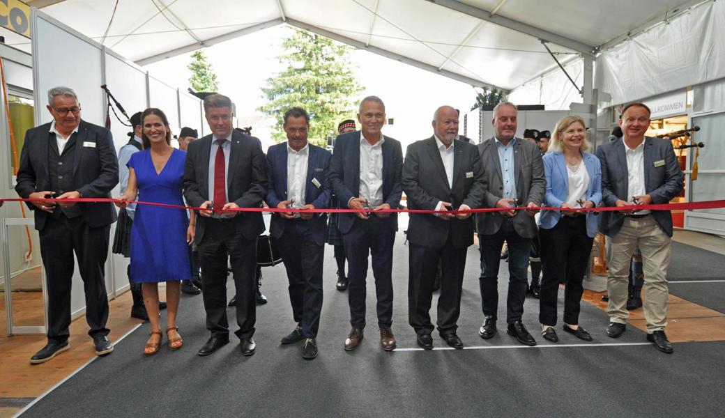 Das Band wird durchschnitten: Feierliche Eröffnung der Wiga auf dem Buchser Marktplatz