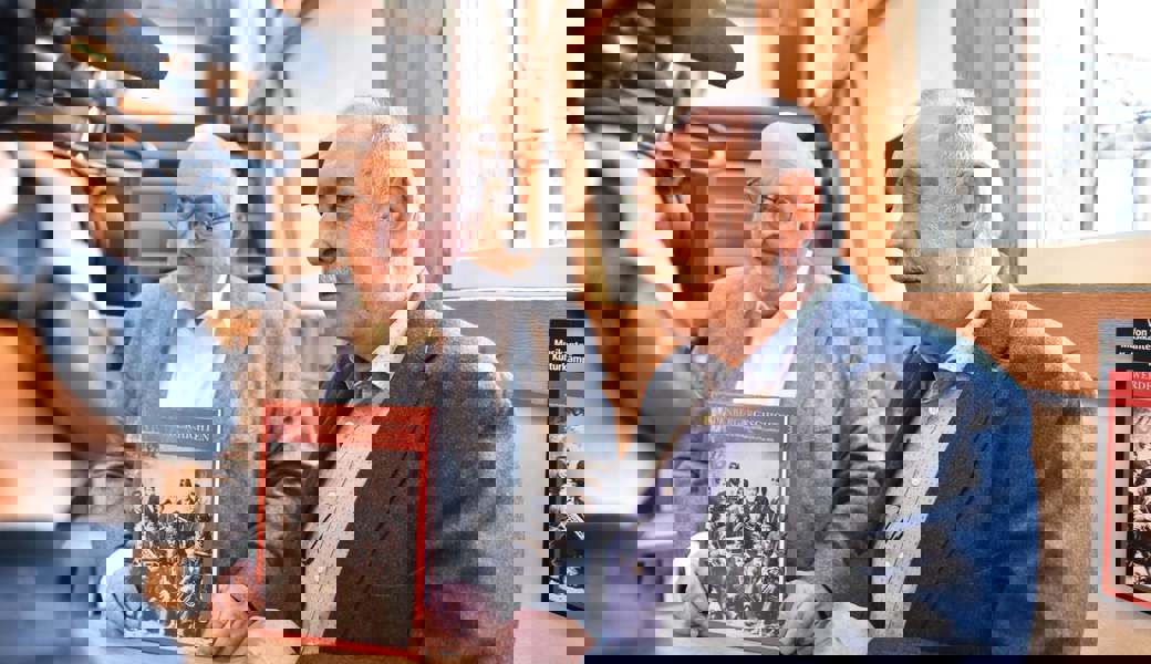 Die beiden Redaktoren Hans Jakob Reich (links) und Hansjakob Gabathuler stellen einem Lokalfernsehsender den dritten Band der Buchreihe «Werdenberger Geschichte|n» vor. Bilder: Heini Schwendener