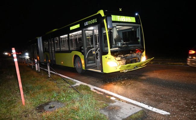 Auffahrkollision in Schaan zwischen Bus und Personenwagen fordert zwei Verletzte