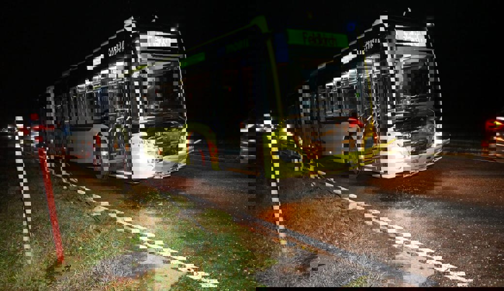  Der Linienbus wurde beim Unfall stark in Mitleidenschaft gezogen. Bilder: Landespolizei FL