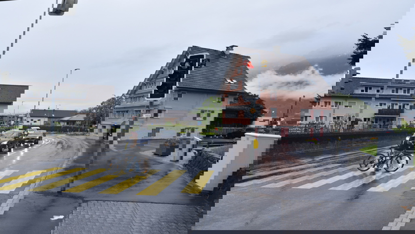  Rechts abbiegen ist jetzt auch bei roter Ampel möglich: Die Kreuzung Hauptstrasse/Gärbistrasse in Sevelen. 