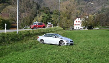 Zweimal Totalschaden, drei verletzte Personen und Rettungsflug nach Unfall