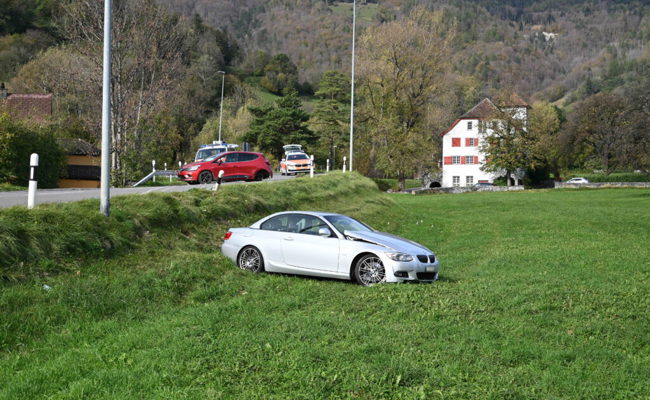 Zweimal Totalschaden, drei verletzte Personen und Rettungsflug nach Unfall