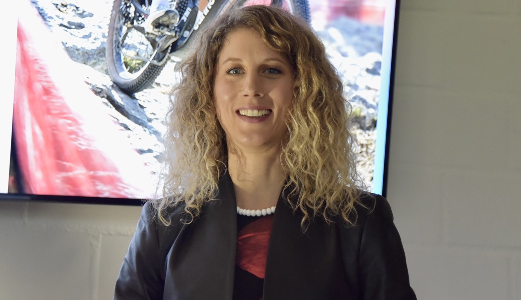 Ansteckende Leidenschaft für den Radsport: Jolanda Neff lachte während der Pressekonferenz häufig.