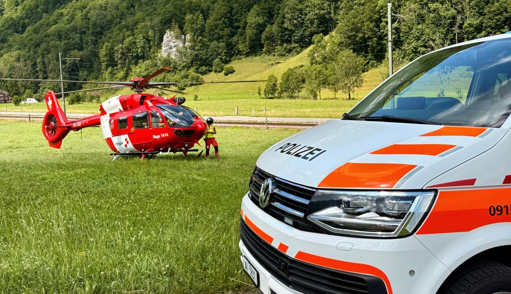 Kleinkind überlebt Sturz in Weiher nur knapp