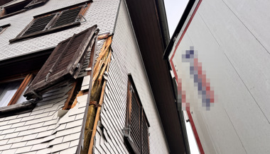 Sattelschlepper reisst Hausfassade auf
