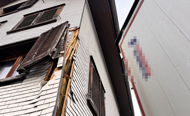 Sattelschlepper reisst Hausfassade auf